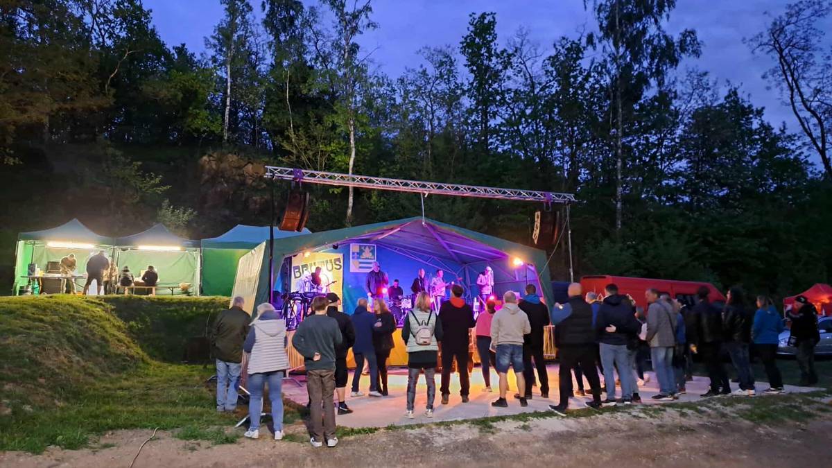 Tradiční skoro letní koncert skupiny Brutus byl vydařeným začátkem šabinského kulturního léta letošního roku. Počasí se oproti loňskému roku vydařilo. Šabinské kulturní léto podpořil Karlovarský kraj.