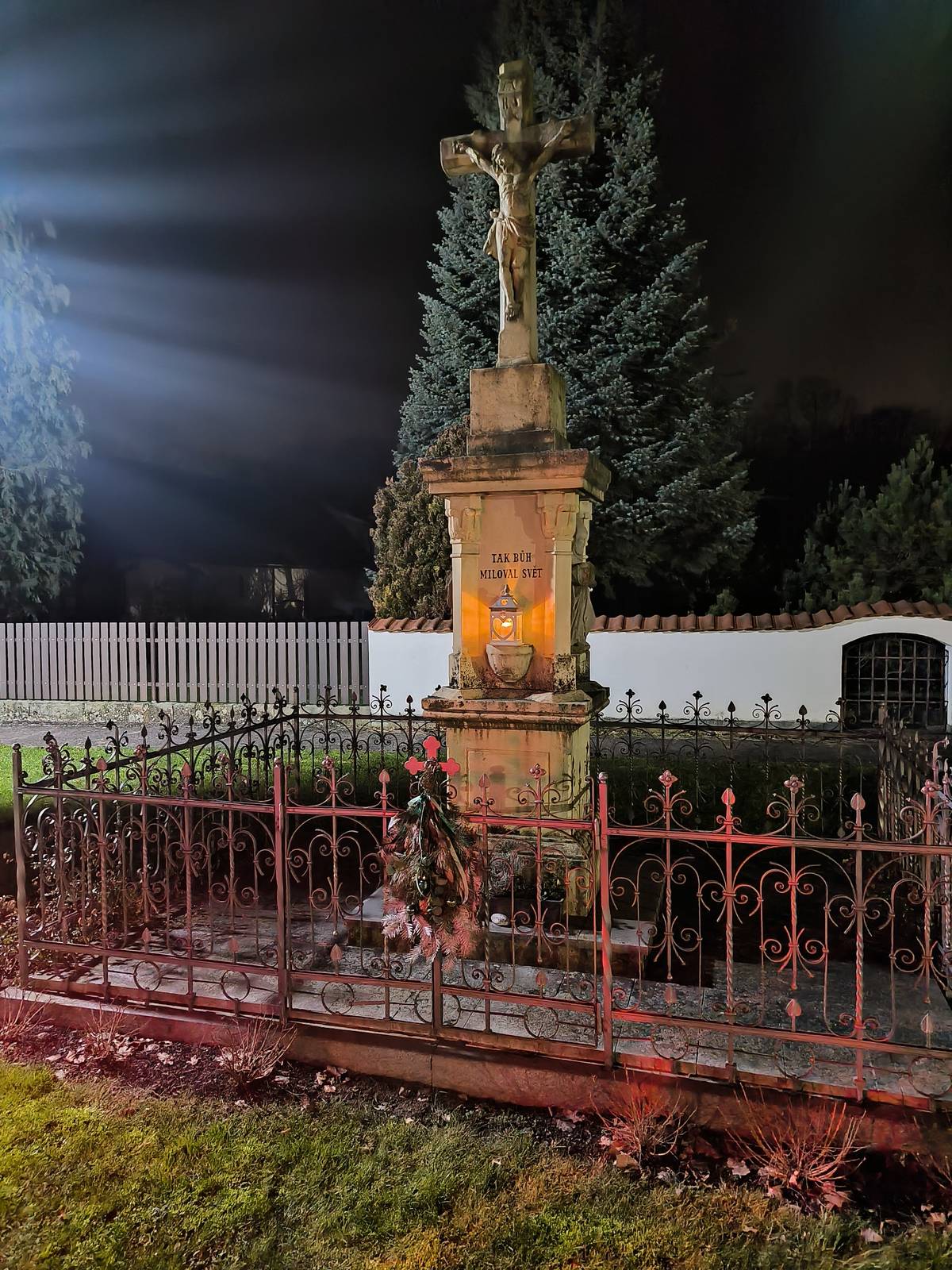 Betlémské světlo v Novém Plese. Dnes 24.12. , až se kolem 15. hodiny rozezní vánoční koledy z místního rozhlasu, bude možné si na obecním úřadě vyzvednout Betlémské světlo. Malý plamen, který putuje světem jako připomínka klidu a lidské sounáležitosti. Vezměte si sebou lucerničku, nebo svíčku.