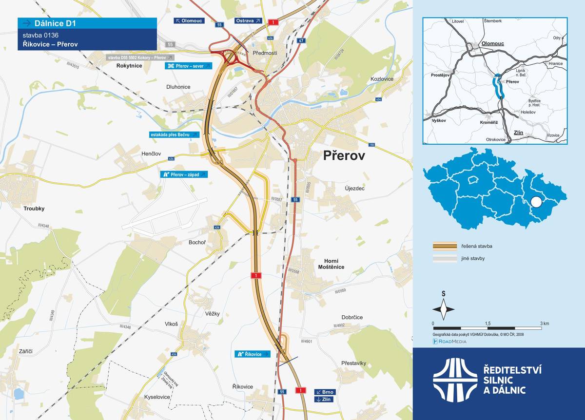 Ředitelství silnic a dálnic (ŘSD) otevřelo poslední chybějící úsek dálnice D1. Je to 10,1 kilometru dlouhá část Říkovice – Přerov v Olomouckém kraji. Po 58 letech od zahájení stavby prvního úseku je tak nejdůležitější česká dálnice dokončená. Práce trvaly tři roky, zprovoznit úsek, který poslouží také jako obchvat Přerova, se oproti původnímu harmonogramu podařilo o tři měsíce dřív. Cena stavby po valorizaci je 7,9 miliardy Kč bez DPH, většinu nákladů uhradí EU. „Dokončení dálnice D1 v úseku Říkovice – Přerov znamená kompletní dokončení nejdelší a nejznámější české dálnice, která se stavěla od roku 1967. Nový úsek výrazně pomůže odlivu nákladní dopravy z Přerova a současně zklidní provoz na dálnici D46, protože většina aut se z Brna do Ostravy dostane právě po poslední části D1. Tento historický milník je sice mimořádně významný, zároveň však musíme rychle směřovat k dalšímu, kterým je dokončení celé páteřní sítě dálnic. Za zásadní v tomto ohledu považuji stabilní systém financování pro roky 2026 až 2029, aby se klíčové stavby mohly plánovat bez ad hoc odkladů a přepracovávání rozpočtů,“ říká ministr dopravy Ivan Bednárik. Součástí stavby jsou tři mimoúrovňové křižovatky, protihlukové stěny dlouhé přes čtyři kilometry a místy vysoké až šest metrů a rovněž 14 mostů. Nejnáročnější byla 940 metrů dlouhá mostní estakáda u Dluhonic, která převádí dálnici přes řeku Bečvu, chemický závod Precheza a přes železniční trať z Olomouce do Přerova. Nejtěžší bylo vymyslet zakládání estakády: jde o složité území, v prostředí chemičky, s poničeným podložím. Musela se zajistit ochrana pilířů, aby nedegradovaly. Na stavbu estakády padlo 8 500 tisíce tun oceli. Při stavbě se volily moderní postupy, mj. nízkohlučný asfalt. Pro násypy se použilo 3,25 milionu metrů krychlových zeminy. Práce zohlednily i ochranu životního prostředí. Vysoké násypy jsou ochranou před stoletou vodou v případě, že by se rozvodnila řeka Bečva. Vznikly také tři žabí přechody. „Pátek 19. prosince 2025 je významný den pro celou českou dálniční síť. Dálnice D1 je dokončená v celé své délce. Přínos tohoto úseku D1 pro střed Moravy je obrovský. Když vezmeme jen Přerov, tak dostavbou tohoto úseku D1 zmizí z Přerova 70 procent kamionů. To je obrovské číslo a pro lidi obrovská úleva. A pohyb po Přerově bude pro všechny – pro chodce, cyklisty i řidiče – bezpečnější. Ulice, kde se tvořily kolony, se konečně zklidní. Ekonomické přínosy toho, že je celá D1 hotová, jsou jasné. Ale dálnice stavíme hlavně pro lidi, kteří bydlí v blízkosti komunikací, a pro řidiče, aby se bezpečně a dobře dostali do cíle svých cest,“ řekl generální ředitel ŘSD Radek Mátl. První části dálnice D1 vznikaly už před druhou světovou válkou, jedna z prvních staveb na D1, most Šmejkalka, je z roku 1939. Základní kámen prvního úseku z Prahy do Mirošovic se ale položil až v roce 1967, přičemž tento úsek se otevřel 12. července 1971. Na podzim roku 1980 se dálnice dokončila mezi Prahou a Brnem. V letech 2013 až 2021 ji ŘSD kompletně zmodernizovalo. Stavba je spolufinancována z Programu Doprava 2021-2027 (OPD3). D1, Říkovice – Přerov Hlavní trasa:  délka: 10 100 m počet všech stavebních objektů: 228 protihlukové stěny: 5, celková délka 4 099 m zhotovitel: Společnost Říkovice - Přerov (sdružení Strabag, Doprastav a IDS) cena stavby dle smlouvy: 6 922 222 222 Kč bez DPH cena po valorizaci: cca 7,94 miliardy Kč bez DPH* zahájení realizace: 12/2022 zprovoznění: 12/2025 délka stavby do zprovoznění: 36 měsíců * včetně změn během výstavby, stav k polovině prosince 2025  Ředitelství silnic a dálnic bude mít koncem roku rozestavěno celkem 203,9 kilometru nových staveb. Jedná se o 137 km dálnic a 66,9 km silnic I. tř
