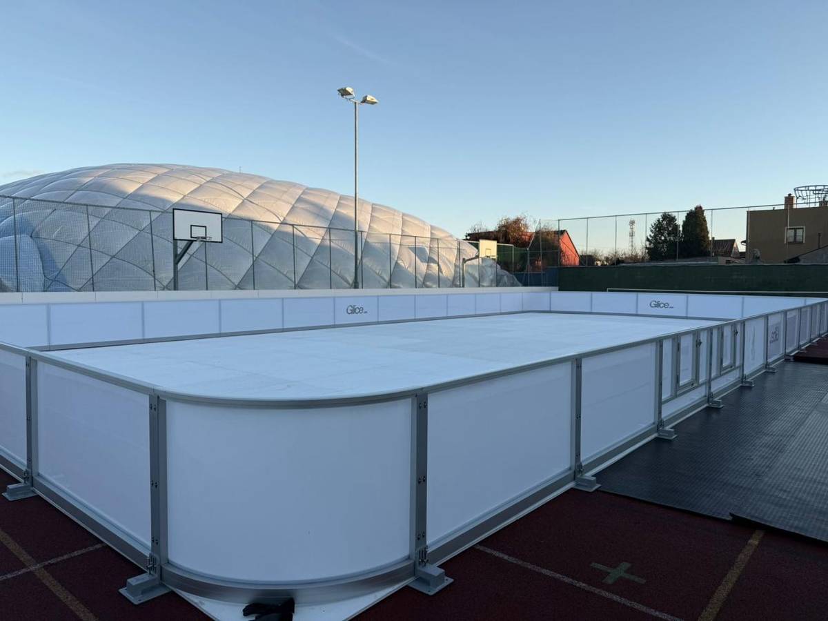 Během vánočních prázdnin upravujeme provozní dobu a prodlužujeme večerní bruslení pro veřejnost až do 20:00!   Od 22. 12. 2025 do 5. 1. 2026 patří také dopoledne veřejnému bruslení – přijďte si užít led i sváteční atmosféru!