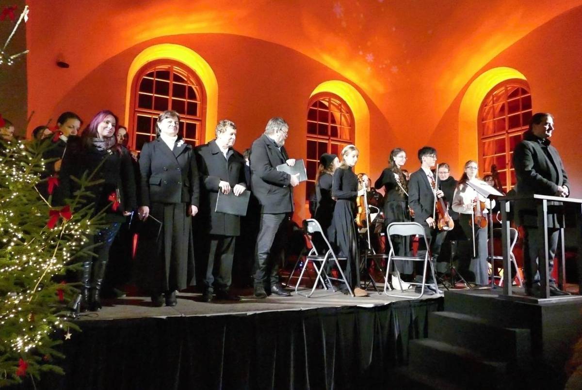 Účinkoval Pěvecký sbor Jince a orchestr ZUŠ J. J. Ryby pod vedením Lukáše Marka