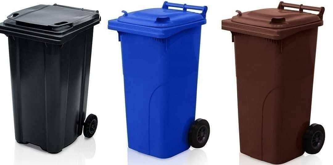 Zítra a pozítří je v plánu vývoz černých a modrých (komunál + papír - 24.12.2025) a hnědých (bio - 25.12.2025) popelnic. Tak nezapomeňme:)