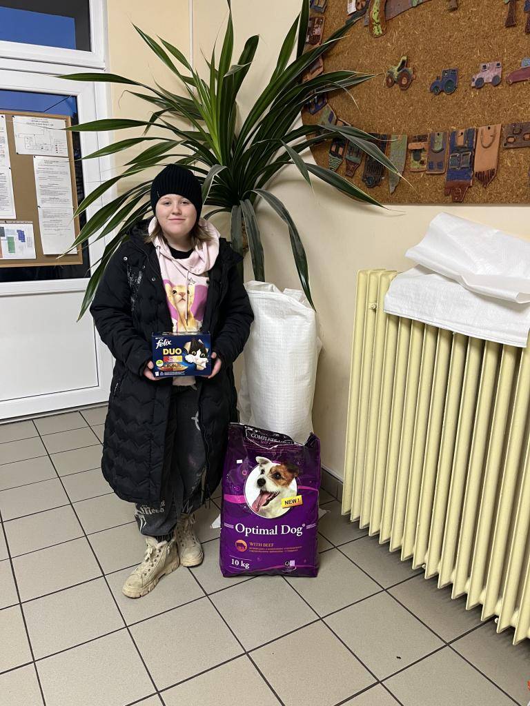 Také v letošním roce se mnoho žáků se svými rodinami zapojilo do sbírky krmiva pro Zvířátkov v Olešné.