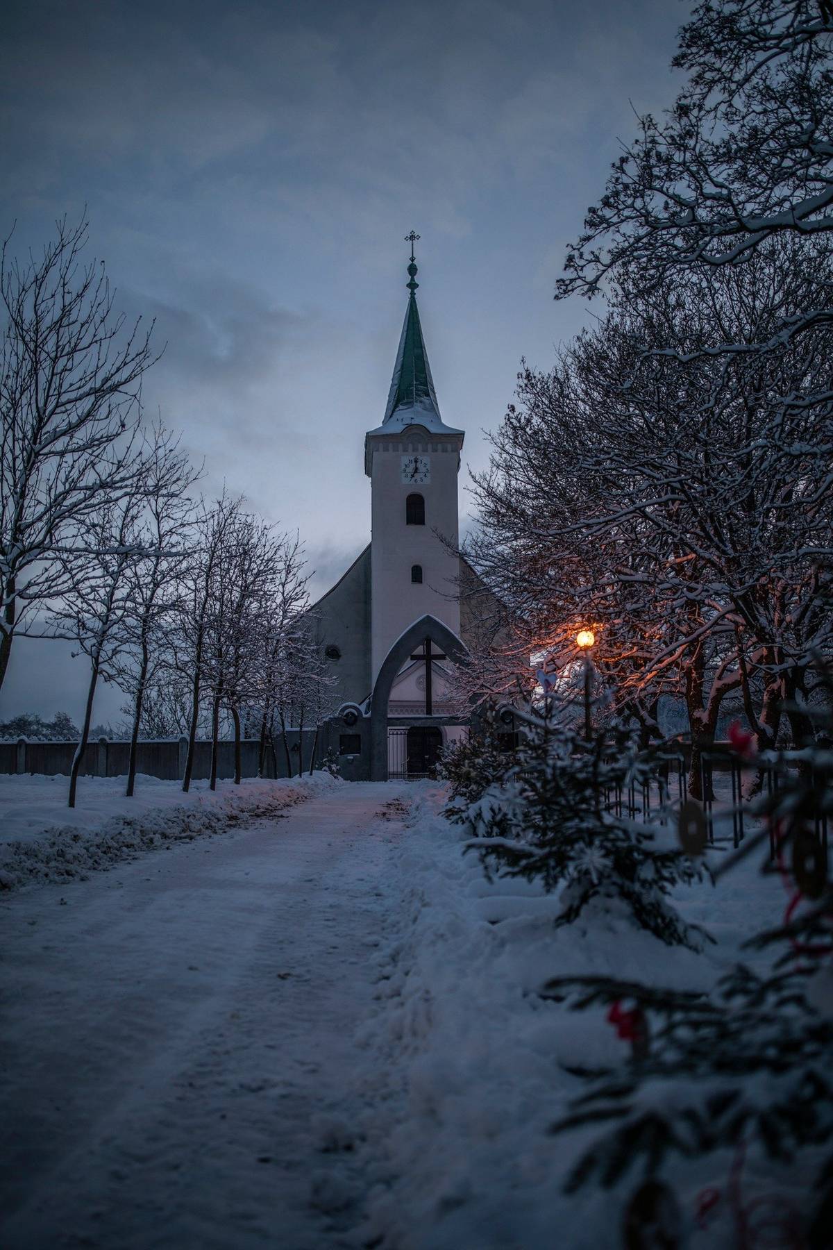 Srdečně vás zveme na vánoční půlnoční mši, která patří k nejkrásnějším okamžikům Štědrého večera. Až si doma v klidu vychutnáte slavnostní večeři, rozbalíte dárky a na chvíli si odpočinete, můžete si dopřát ještě jednu příjemnou chvíli – společné setkání v kostele, chvíli ztišení, zpěv koled a pravou vánoční atmosféru. 📅 24. prosince 🕙 22:00 📍 kostel sv. Matouše, Červená Voda Nechte na sebe dýchnout kouzlo Vánoc i mimo domov – v kostele jste vždy vítáni.
