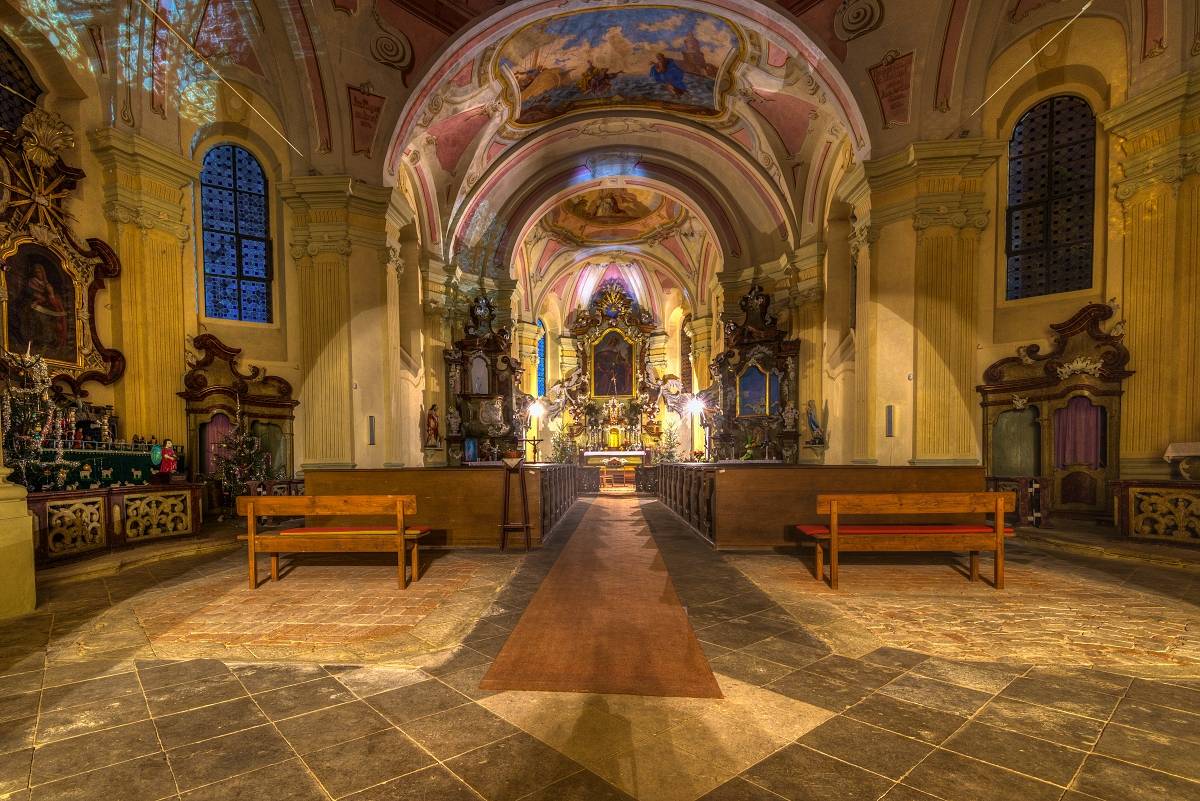 Na štědrý den bude v kostele svatého Petra a Pavla v Bezně sloužena na Slavnost Narození Páně půlnoční mše.