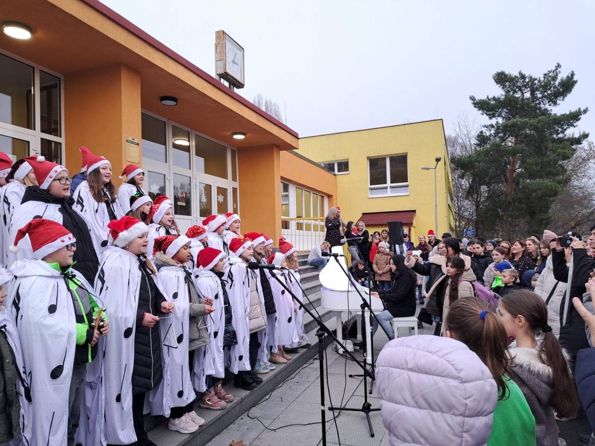 V pondělí 9. prosince se školní chodby proměnily v místo plné vánoční pohody a setkávání. Tradiční vánoční jarmark přinesl do školy krásnou předvánoční atmosféru a stal se příjemným zastavením v adventním čase.