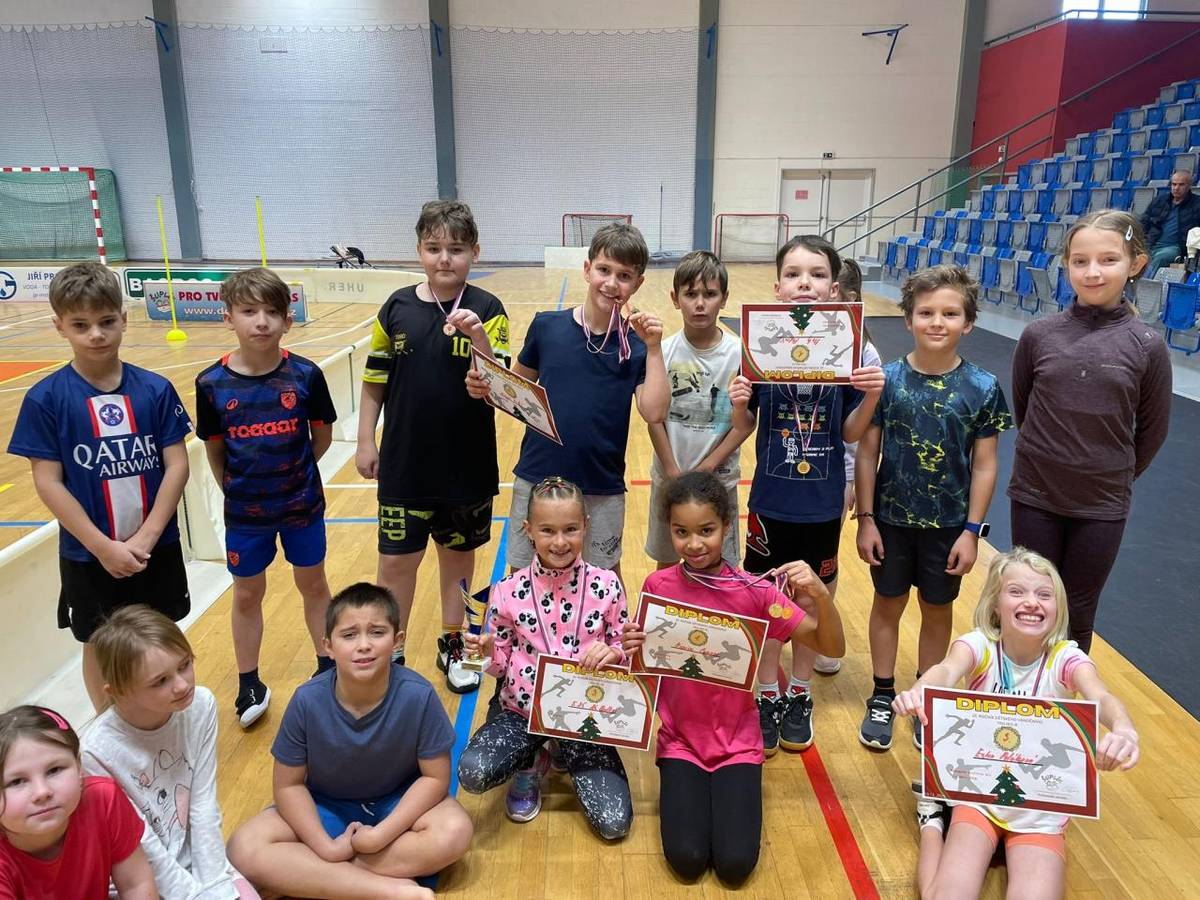 Dne 10. prosince dopoledne se žáci prvního stupně zúčastnili Vánočního trojboje, který pořádal DDM Šuplík. Čekalo je sportovní dopoledne plné pohybu, soutěžení a dobré nálady.