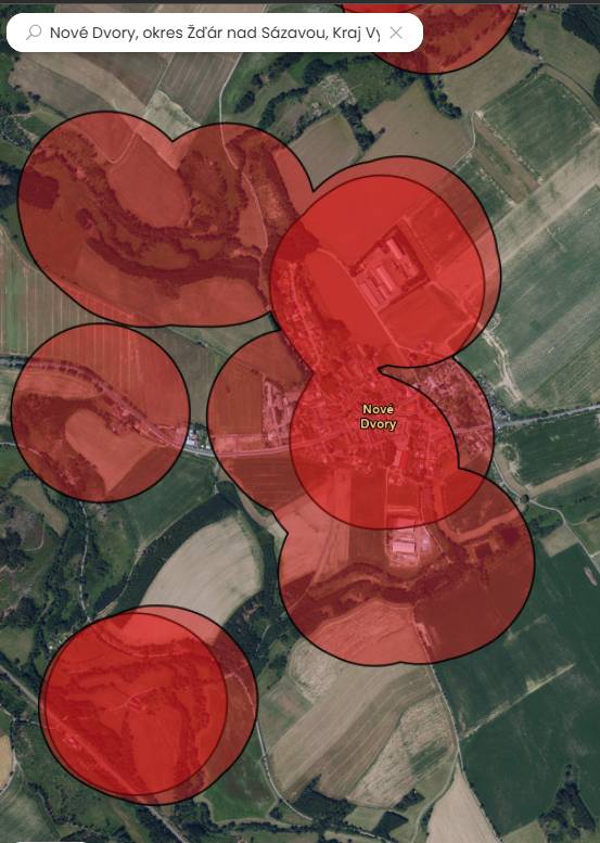 Připomínáme, od 1.12.2025 platí celostátní zákaz odpalování pyrotechniky v ochran.pásmech do vzdálenosti 250 metrů od chráněných objektů jako zdrav.zařízení s lůžkovou péčí, domovy pro seniory, zvířecí chovy a evidované chovy,skot,včely,atd.). Mimo jiné se týká téměř celého území Nových Dvorů.