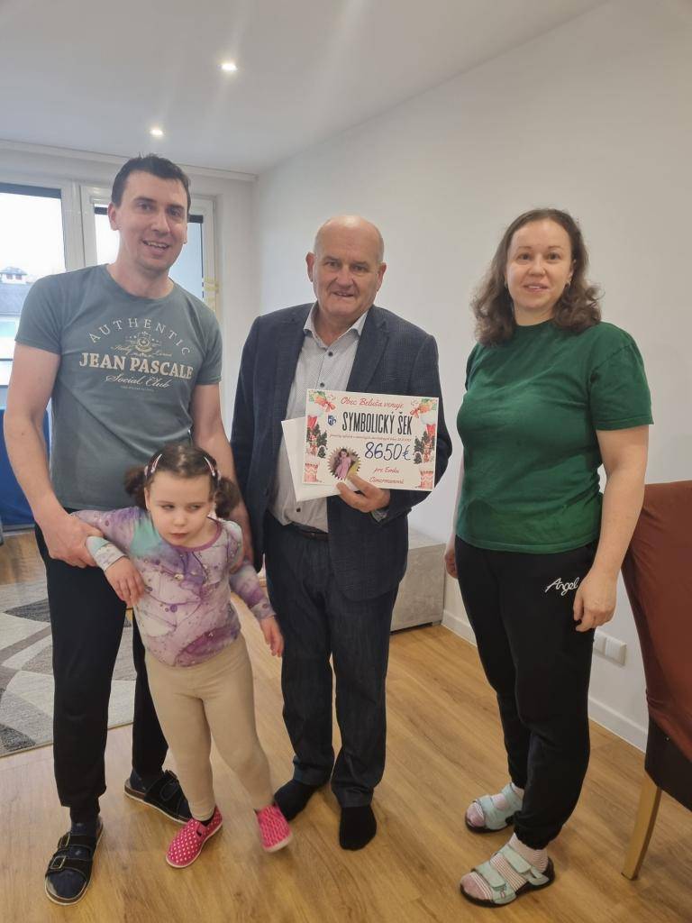 Deň pred Štedrým dňom odovzdal starosta obce Beluša Ján Prekop rodine Emky Cimermanovej finančný výťažok z charitatívnej zbierky konanej počas vianočných trhov v sume  krásnych 8 650 €.