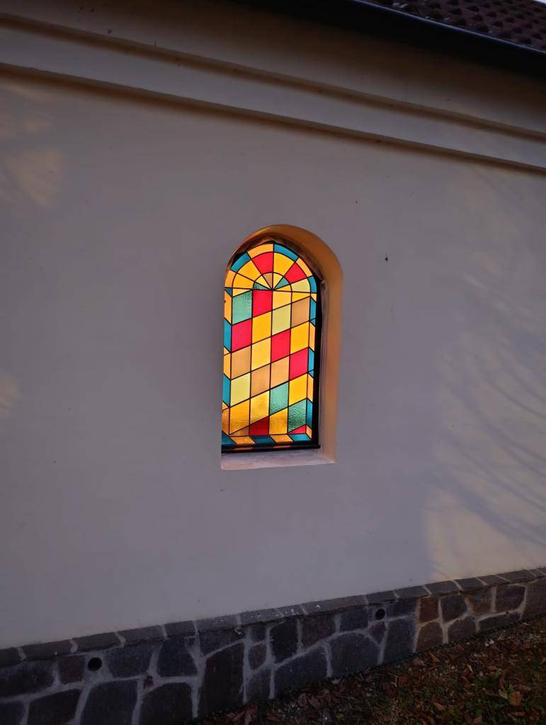 Nová okna a dveře v kapličce - vitrážová skla. Na tuto akci jsme získali 90 % finanční dar, kterého si velmi vážíme.