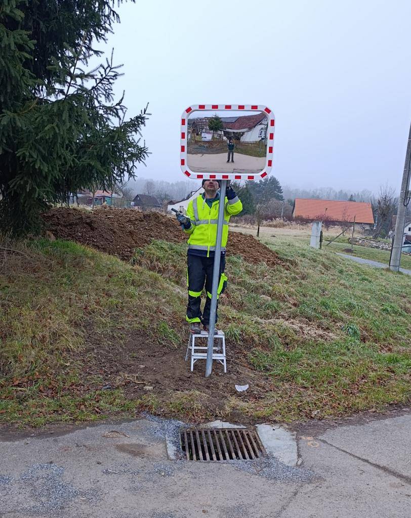 Z důvodu zvýšení  bezpečnosti v obci jsme nainstalovali nové zrcadlo.