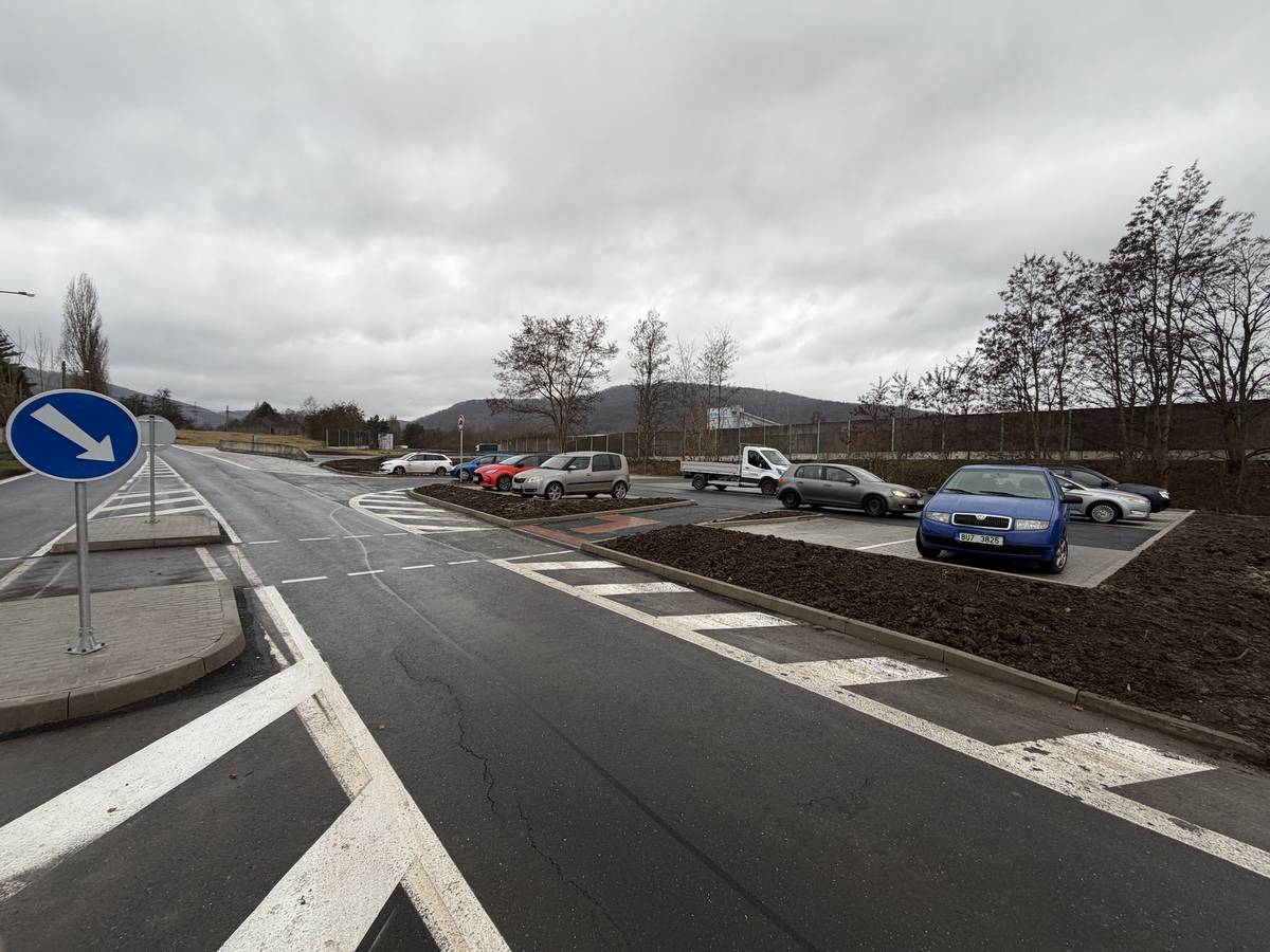 V Trmicích jsme pro návštěvníky hřbitova otevřeli nové parkoviště naproti hřbitovu, které nabízí více míst a pohodlnější parkování. Současně se ze stávajícího menšího parkoviště přímo u hřbitovní zdi stalo vyhrazené podélné parkoviště pro držitele průkazu ZTP/ZTP‑P, označené svislým značením i symbolem na vozovce.   Prosíme řidiče, aby respektovali novou úpravu a parkovali pouze na vyznačených místech; stání mimo vyznačené stání, navíc na místě pro osoby se zdravotním postižením, jako je vidět na jedné fotografii, je přestupkem, za který může hlídka Policie ČR či městské policie uložit na místě pokutu až 3 500 Kč.