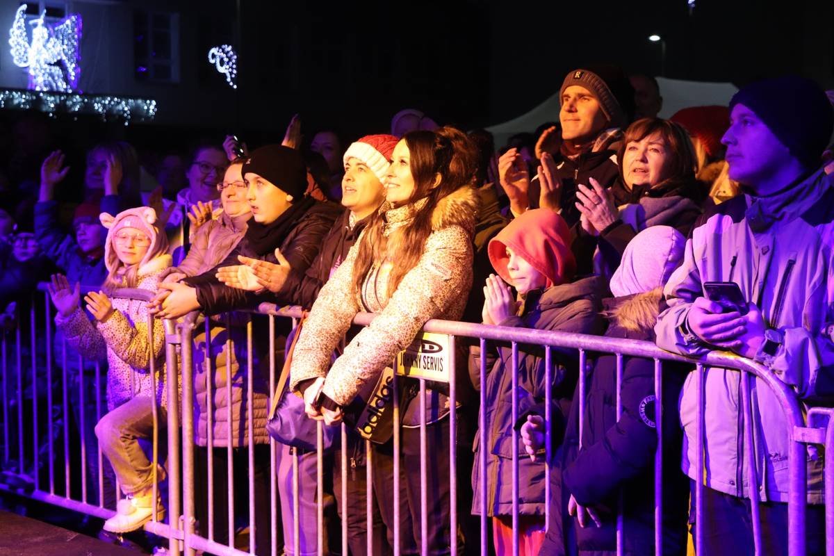 Růžová barva dominovala uplynulou sobotu odpoledne na náměstí 28. října. Svůj talent, nezaměnitelný styl a silný hlas nám předvedla zpěvačka Tereza Mašková. Celé centrum dostala do varu a ti nejvěrnější fanoušci za ní neváhali přijet nejen z okolních obcí, ale i z Mostu, Brna či Pardubic. Orlovské Vánoce zakončil Adam Ďurica, c...