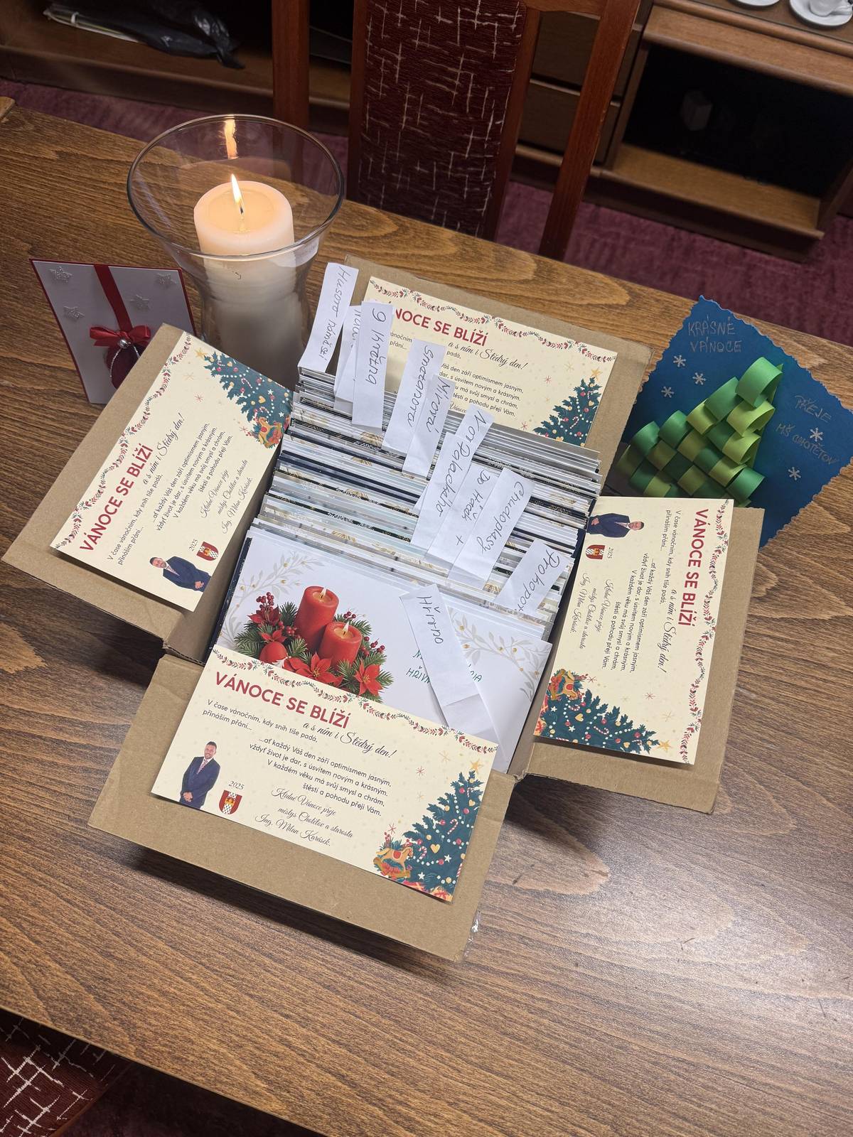 💌 I letošní rok jsme opět rozdávali v Městys Chotětov spoluobčanům starších 70 let dárkové poukazy do prodejny COOP v hodnotě  7️⃣0️⃣0️⃣ Kč.  🎄Hezké svátky všem 🙋🏻♂️.