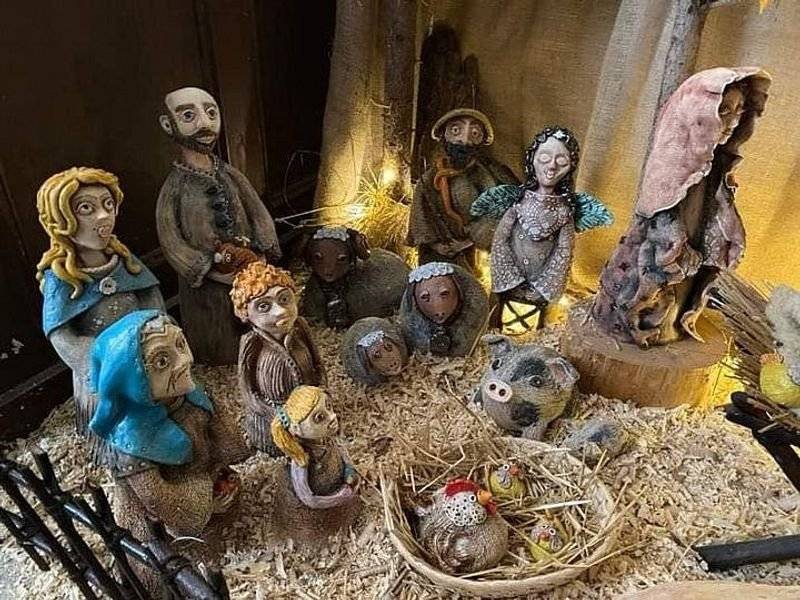 Milí sousedé, na Ježíška a krásný svémyslický betlém z dílny Jana Trnková se můžete přijít podívat: - na štědré dopoledne 10:30-11:30 hod. - na Půlnoční o půlnoci - nebo následující neděle (od 16h) až do Hromnic 24.12. (10:30 - 11:30) si můžete také odnést betlémské světlo 🌟