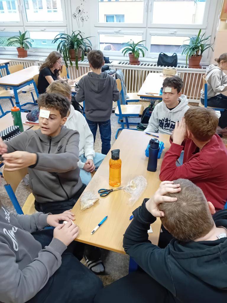 Na naší škole se už podruhé konala celodenní akce Vypni mobil, zapni kamarády, která měla jediný cíl – dát prostor skutečnému společnému prožívání, smíchu a opravdovým rozhovorům. A že se to povedlo!