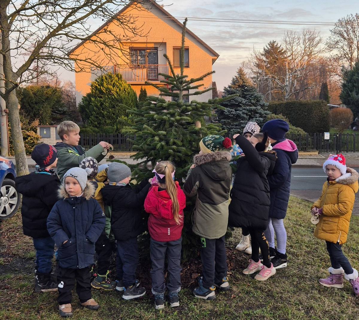 V neděli se konala v Obecním hostinci akce Svařák u Lochenické jedle, spojena s výrobou vánočních ozdob a svícnů