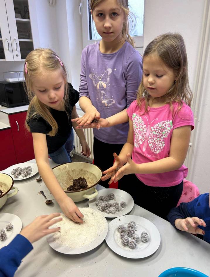 Na kroužku vaření a pečení to minulý týden vypadalo skoro jako v opravdové cukrárně. Malí kuchaři z prvního stupně se s velkým nadšením pustili do výroby nepečených kávových  kuliček, a že to byla práce plná chutí, smíchu a lepkavých prstíků!