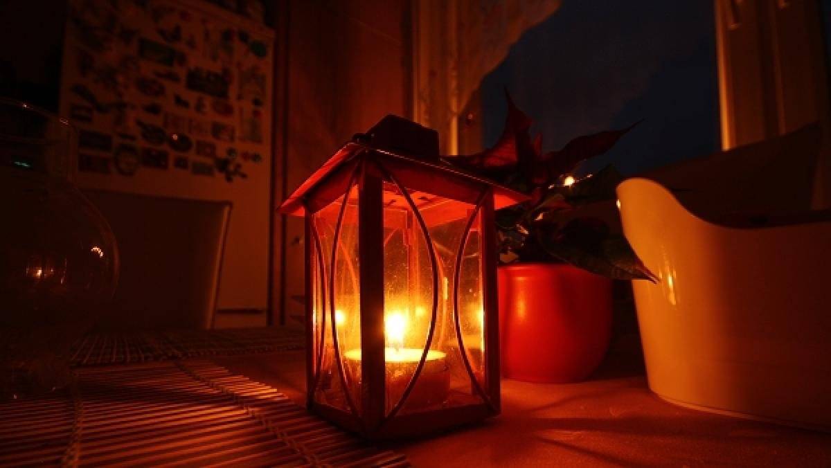 Vážení spoluobčané, Dnes 24. 12. 2025 od 15:00 v kostele sv. Jiří si můžete přijít zapálit a odnést Betlémské světlo – tichý symbol naděje, pokoje a sounáležitosti. Přijměte jej jako malé, ale trvalé připomenutí vánočního poselství. Zároveň najdete u semněvického betlému tradiční obecní vánoční a novoroční dárek. Přejeme vám pokojné a důstojné prožití vánočních svátků a pejeme vše dobré v nadcházejícím roce 2026