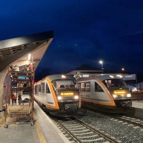 Od 24. 12. 2025 bude obnoven provoz na železniční trati 089 Liberec - Zittau - Varnsdorf - Sefhennersdorf a s tím i provoz na linkách L7 a RE2 na celé trase Liberec – Seifhennersdorf a Liberec – Dresden Hbf. S ukončením výluky začne platit nový jízdní řád, podle kterého se každou celou hodinu v Žitavě setkají vlaky všech směrů a bude mezi nimi možné libovolně přestupovat. Spojení budou rychlejší a přestupní doby kratší. Příkladně cesta mezi Libercem a Varnsdorfem starým nádražím zabere díky modernizované trati kolem padesáti minut, což je o deset minut rychlejší než před výlukou. Z Liberce bude možné v hodinovém intervalu cestovat přímo nebo s přestupem v Žitavě směrem na Varnsdorf, Drážďany, Zhořelec i Berlín rychlostí srovnatelnou s jízdou autem. Ve všední dny je pro dojížďku studentů i pracujících upřednostněno přímé spojení mezi Varnsdorfem a Libercem, které bude častější a během celého dne rovnoměrněji rozložené. O víkendech se pak pravidelně střídají přímé spoje z Liberce do Varnsdorfu i do Drážďan. Ve špičkách pracovních dnů je i nadále počítáno s vloženými posilovými spoji mezi Libercem a Hrádkem nad Nisou a v ranních hodinách bude zaveden nový posilový vlak s příjezdem v 7:07 hodin do Liberce, který tak zkrátí interval v ranní špičce mezi vlaky s příjezdy v 6:51 a 7:29 hodin. Ve stanici Hrádek nad Nisou se ještě budou do dubna 2026 dokončovat stavební práce. Přístup cestujících zde proto bude omezený ze směru od obratiště autobusů chodníkem mezi kolejištěm bývalým nádražním skladištěm a dále nouzově zprovozněným podchodem bez výtahů na ostrovní nástupiště. Pro hůře pohyblivé cestující nebo cestující se zavazadly, kočárky a invalidními vozíky bude do zprovoznění výtahů v době provozu vlaků zajišťovat stavební firma bezplatnou asistenci, kterou si cestující mohou přivolat. Kontakt na službu pro asistenci cestujícím ve stanici Hrádek n. N.: tel: +420 606 020 219. Pracovníci asistence jsou vždy k dispozici přímo v místě pohybu cestujících. U několika vybraných spojů linky L7 bude ještě dočasně v platnosti výlukový jízdní řád. Důvodem je technická závada na zařízení DB InfraGO (nemožné křižování ve stanici Großschönau) spolu s nedostatkem zaměstnanců společnosti DRE pro řízení provozu do Seifhennersdorfu. Proto budou platit následující odchylky od pravidelného vedení spojů: do 18.1.2026 budou upraveny dva ranní spoje:          20936 – odjezd z Varnsdorfu ve 4:36 do zastávky Varnsdorf piv. Kocour; dále do Seifhennersdorfu bude spoj veden náhradní autobusovou dopravou, 20903 – odjezd NAD ze stanice Seifhennersdorf v 5:00; ze zastávky Varnsdorf piv. Kocour pokračuje jako vlak s odjezdem v 5:08. Kompenzace předjetí pravidelného jízdního řádu bude provedena ve stanici Zittau 18. minutovým pobytem, ze které bude vlak dále pokračovat dle pravidelného jízdního řádu v 5:54 hodin. Od 19.1.2026 již bude možné odstranit dlouhý pobyt vlaku 20903 ve stanici Zittau následujícími minutovými posuny ranních spojů (úprava bude platná do odvolání):  20936/20903 – zůstává zachována náhradní autobusová doprava mezi Varnsdorfem piv. Kocour a Seifhennersdorfem 20901 – odjezd ze zastávky Varnsdorf staré nádraží ve 4:14 (o 4 minuty dříve), vlak je veden v jiných časových polohách až do Liberce 20900 – odjezd ze stanice Liberec ve 4:47 (o 4 minuty dříve); ze stanice Varnsdorf pokračuje dle pravidelného jízdního řádu v 5:42 20903 – odjezd ze stanice Varnsdorf v 5:35 (o 3 minuty později); ze stanice Großschönau pokračuje dle pravidelného jízdního řádu v 5:40 L7 Chrastava-1  Několik měsíců bude probíhat zkušební provoz s testováním přesnosti, při kterém mj. nebudou vlaky linky L7 a RE2 čekat na žádné opožděné přípoje, vyjma posledních spojů. Cílem je ověřit provozní stabilitu a v případě problém