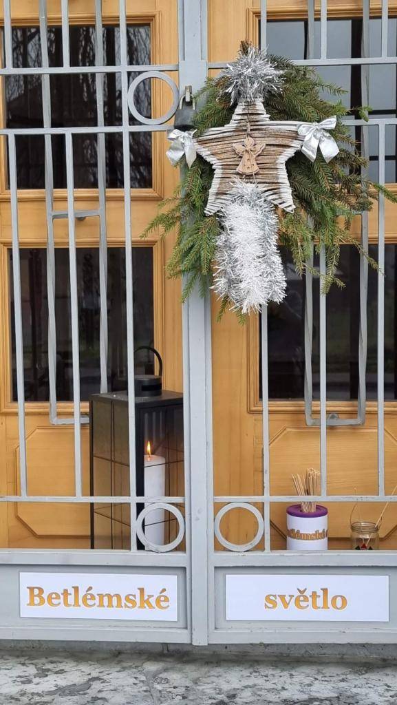 Informujeme zájemce z řad našich spoluobčanů, že u Kaple Nejsvětější trojice je k dispozici Betlémské světlo.