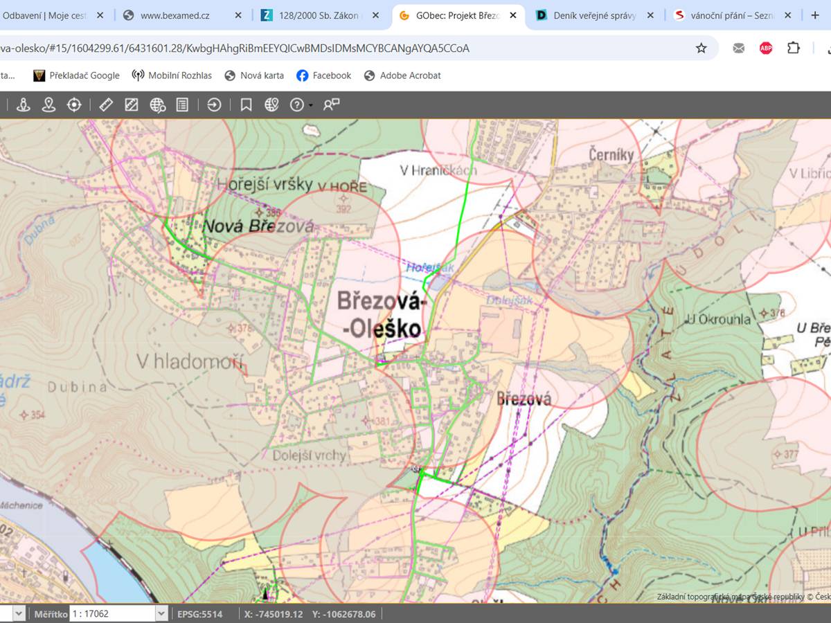 Od 1. prosince 2025 platí v ČR novela zákona o pyrotechnice (č. 344/2025 Sb.), která zpřísňuje pravidla používání zábavní pyrotechniky; zavádí celorepublikový zákaz odpalování (kromě kategorie F1) do 250 metrů od "chráněných objektů" (nemocnice, útulky, ZOO, chovy zvířat), omezuje prodej (jen do kamenných prodejen, zpřísňuje online prodej) a zpřísňuje oznamovací povinnosti pro profesionální ohňostroje. Cílem je zvýšit bezpečnost a snížit stres zvířatům.  Na obrázku jsou patrné zóny, kde se v naší obci nesmí odpalovat zábavní pyrotechnika. Pro podrobné seznámení s nimi přikládáme odkaz na webové stránky obce. Zde si každý může zjistit prostory, kde je možné zábavní pyrotechniku odpalovat. Žádáme všechny obyvatele obce, aby byli ohleduplní a využívali jen ty prostory, které zákon povoluje. Ø    https://www.gobec.cz/brezova-olesko/#15/1604348.02/6429194.2/KwbgHAhgRiBmEEYQICwBMDsIDMsMCYBCANgAYQA5CCoA.
