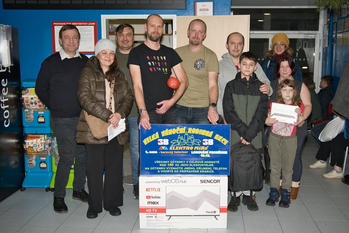 Jak se stalo již tradicí, došlo těsně před Štědrým dnem v Městských lázních v Boskovicích k předání cen ve vánoční losovací soutěži, kde 1. cenou byl televizor od společnosti ELEKTRO MIRA Boskovice.