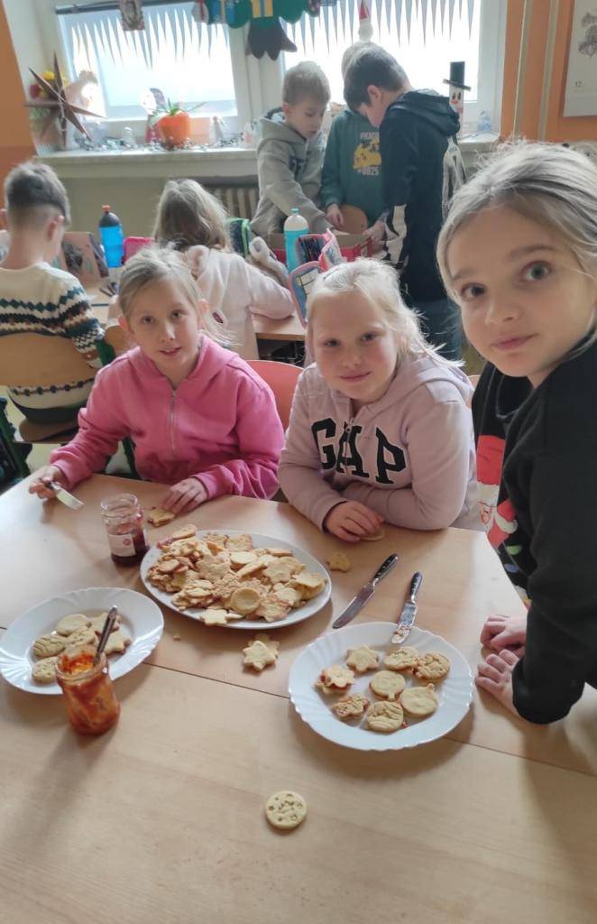 Těšení na Ježíška jsme si v 2.B zpříjemnili přípravou vánočního cukroví, protože české Vánoce bez cukroví...to by ani nešlo :-). Navíc děti promazávání lineckého moc bavilo... Na vánoční besídce jsme si pak na cukroví společně pochutnali.