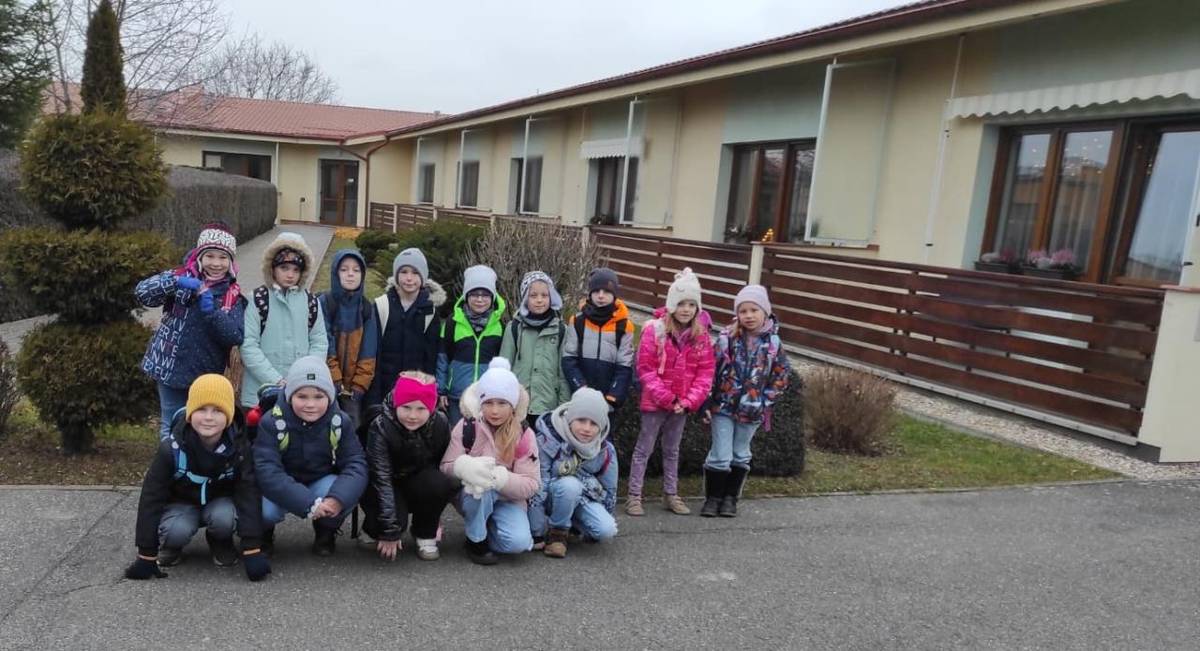 Naši druháčci ve středu 17.12. vyrazili rozdávat radost do Domu s pečovatelskou službou v Tupadlech. Babičky a dědečkové si tuto veselou návštěvu užili a takovýto dárek jistě ocenili :-).