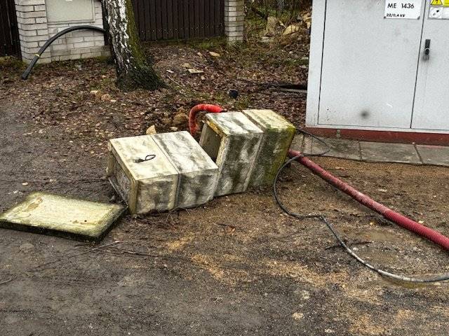 Dobrý den, V období od pátku 19.12.25 do pondělí 22.12.25 někdo porazil rozvaděč veřejného osvětlení před č.p. 36, viz přiložené foto. Pokud k tomu máte někdo nějaké informace, prosím o jejich poskytnutí. Přinejmenším jde o upřesnění doby, kdy k tomu došlo. K povalení tohoto rozvaděče došlo v souvislosti s krádeží kabelů, které byly připraveny k zapojení a kromě kabelů u tohoto rozvaděče byly ukradeny kabely na dalších 2 místech v horní části obce, kde probíhá přeložka vedení. K vytržení kabelů museli zloději použít nějakou mechanizaci, auto, traktor, takže je šance, že někdo něco viděl nebo slyšel. Prosíme tedy o pomoc. Děkuji Špytko