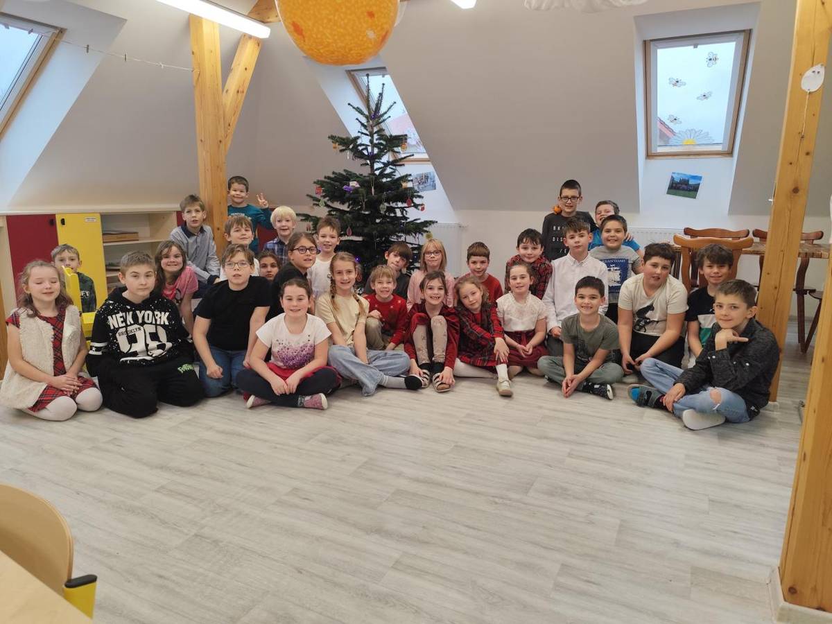 Náš krásný Vánoční den ve škole proběhl v pátek 19. prosince.  Na pohoštění připravily děti cukroví - to napekli prvňáčci a druháčci. Dále jednohubky - o ty se zase postarali čtvrťáci a páťáci. Pak probíhalo chystání stolu, povídání, zpívání s kytarou, tradiční zvyky a hurá ke stromečku rozbalovat..