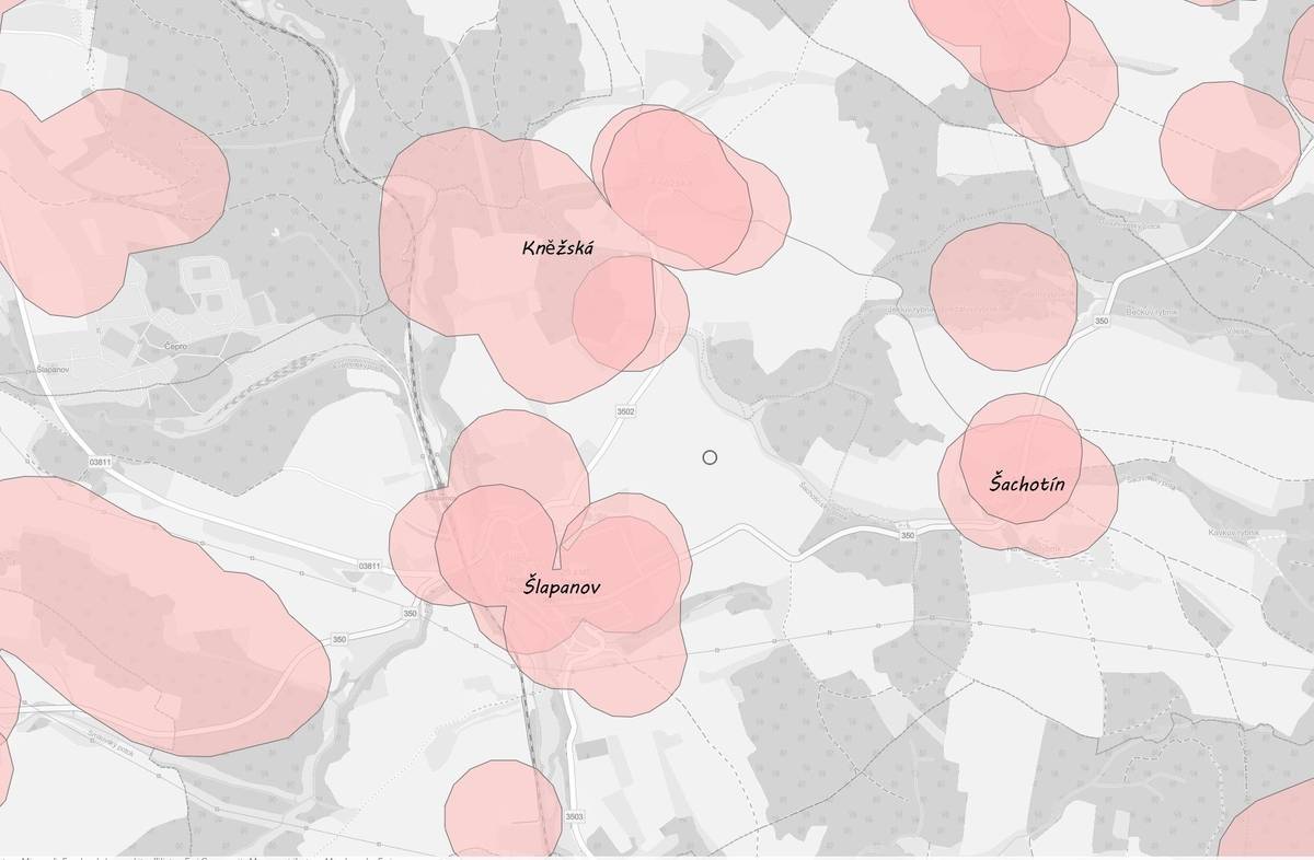 Rádi bychom vás upozornili na novelu zákona o pyrotechnice, která zpřísňuje pravidla pro používání ohňostrojů a petard od 1.12.2025. Platí přísný zákaz odpalování pyrotechniky kategorií F2 a F3 (běžné rakety a petardy) v okruhu 250 metrů od nemocnic, domovů pro seniory, útulků, zoo a chovů hospodářských zvířat. Zákaz platí celoročně, tedy i na Silvestra a Nový rok. Za porušení hrozí pokuta. Povolena zůstává pouze drobná pyrotechnika kategorie F1 (prskavky, bouchací kuličky, fontánky). Ministerstvo zemědělství připravilo přehlednou mapu, kde si můžete zkontrolovat, zda se nepohybujete v zakázaném pásmu: https://agrigis.gov.cz/portal/apps/instant/basic/index.html?appid=ded81b51ac6e4ea1b071ef28122f547b  Děkujeme, že jste ohleduplní ke svému okolí.