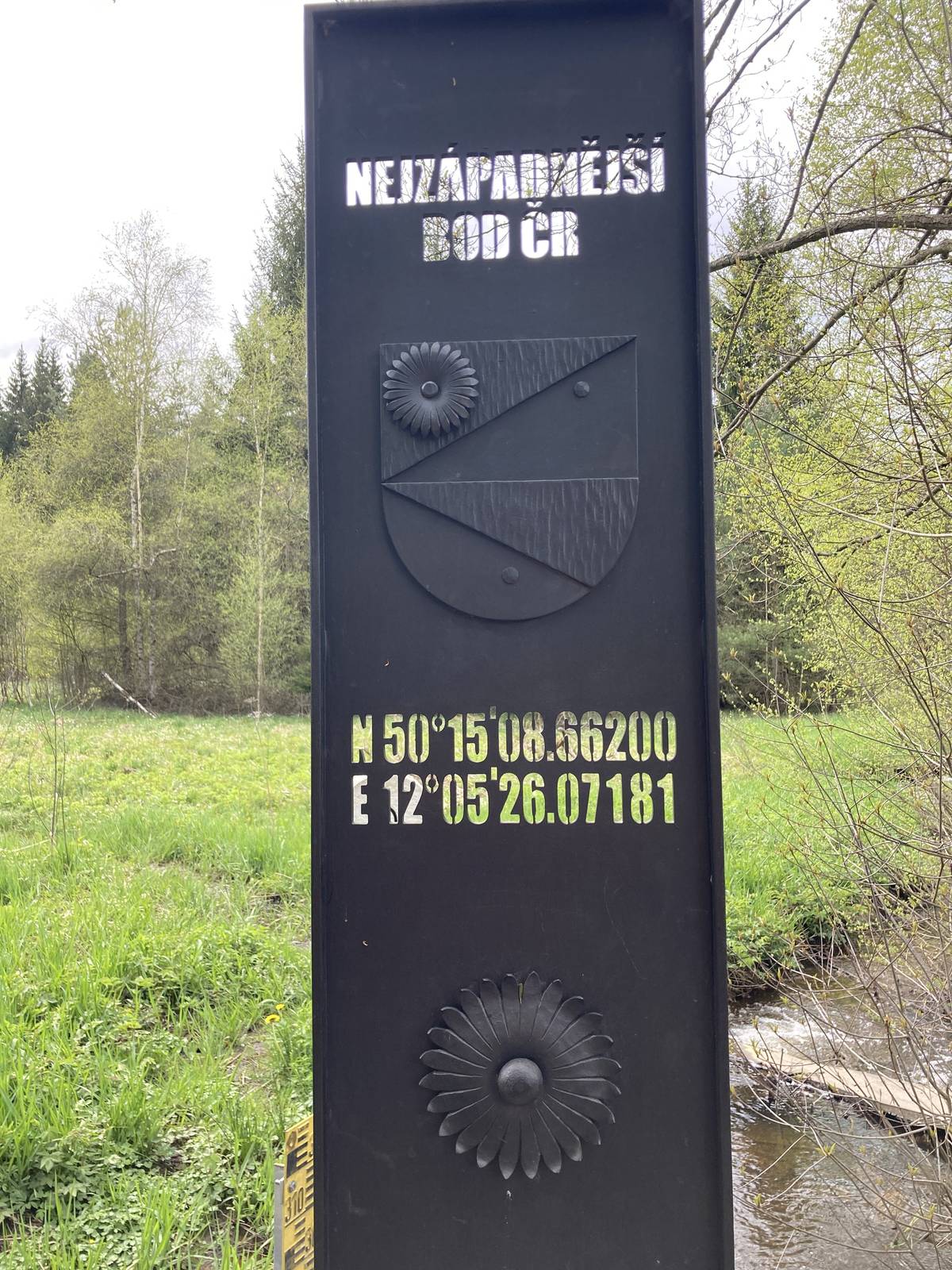 Milí občané, ve čtvrtek 01.01.2026 ve 13:30 startuje od hřbitova v Újezdu novoroční výšlap na nejzápadnější bod ČR. Pro zájemce z řad seniorů bude zajištěna doprava obecním vozem z Krásné do Újezdu a zpět. Obecní vůz bude pro zájemce vyjíždět ve 13:10 z návsi, případně je možno si ho znamením zastavit kdekoliv na trase. Budeme se na Vás těšit!