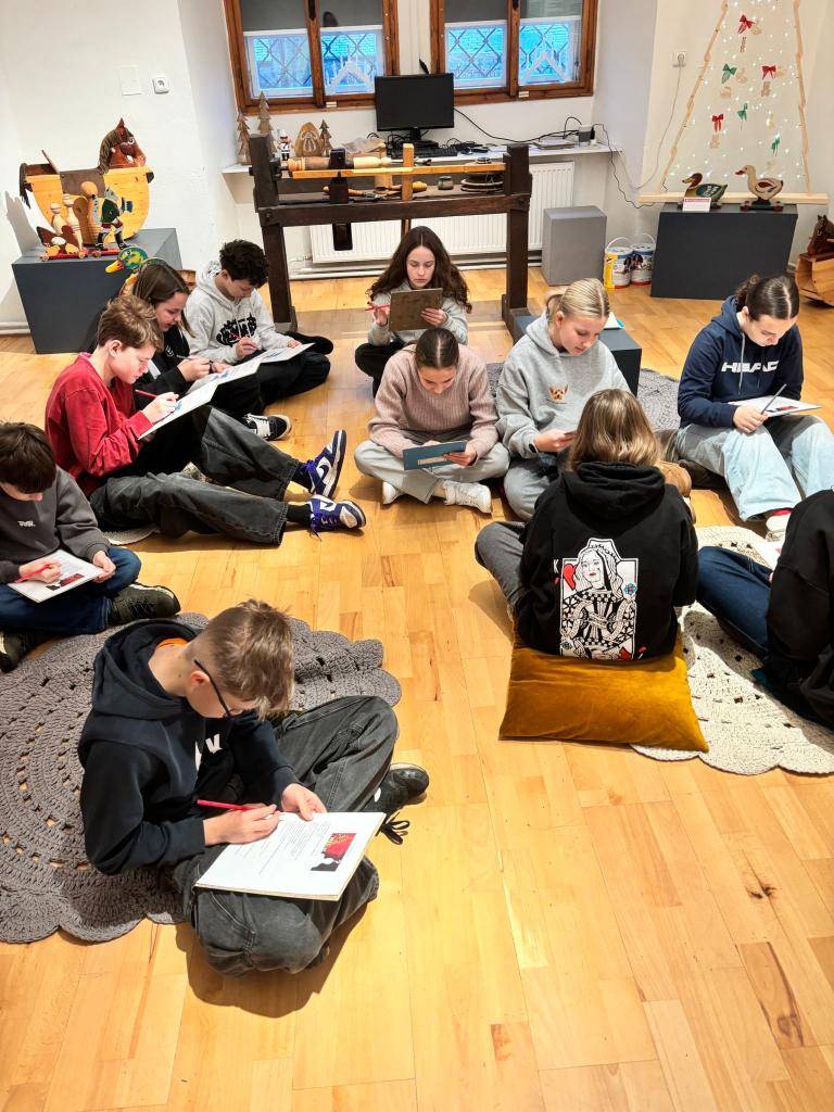 Žáci navštívili chomutovské muzeum, kde pro ně byl připraven tematický program s vánoční atmosférou. Na úvod se zúčastnili poutavé vánoční prezentace doplněné velmi zajímavým výkladem o vánočních tradicích a krušnohorských hračkách.