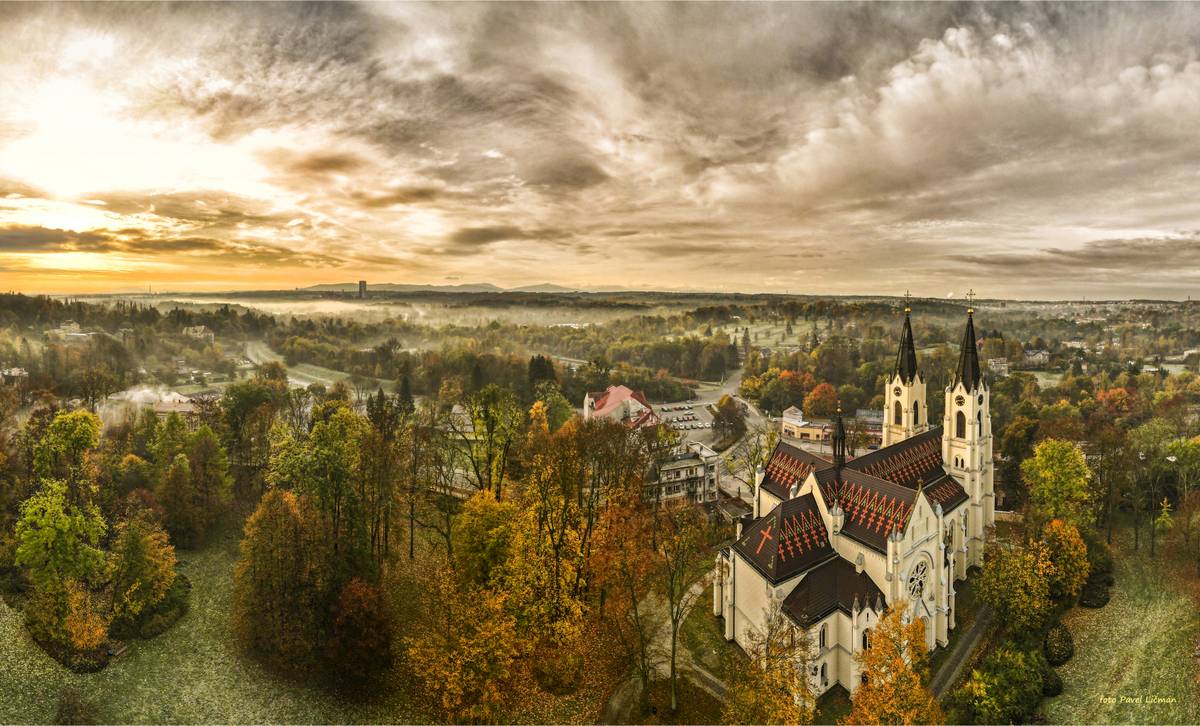 Slavnostní bohoslužba v předvečer svátku narození Ježíše je pro mnohé důležitou štědrovečerní tradicí. Umožňuje nám zastavit se a zamyslet se nad hlubším smyslem Vánoc i života. Orlovské chrámy se samozřejmě i letos otevřou v neobvyklém čase, aby se lidé mohli na Štědrý večer společně podílet na chvíli ticha, zpěvu koled a posp...