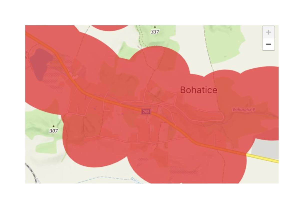 Mapa zveřejněná ministerstvem zemědělství ukazuje červeně oblasti, ve kterých je používání zábavní pyrotechniky od 1. prosince 2025 zakázáno. Prodej a používání pyrotechniky upravuje novela zákona o pyrotechnických výrobcích. U určitých objektů stanovuje bezpečnostní vzdálenost čtvrt kilometru, kterou musí lidé při odpalování pyrotechniky dodržovat. Výjimku má kategorie pyrotechniky F1 dostupná od 15 let, ve které jsou například prskavky nebo bouchací kuličky.