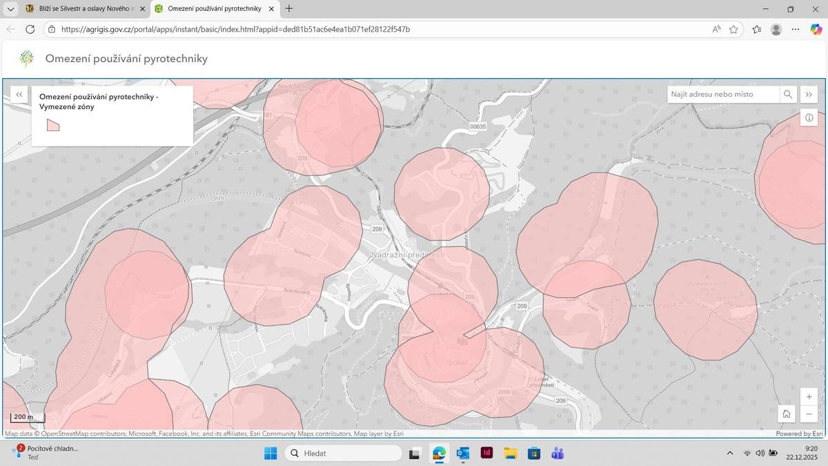 Upozorňujeme, že v souvislosti se změnou zákona o pyrotechnice, došlo již od 1.12.2025 k úpravě některých pravidel pro prodej a používání zábavní pyrotechniky. Podrobnosti si mohou zájemci snadno dohledat, to nejdůležitější pro nás všechny ale shrnujeme níže.   Ochranné zóny – kde pyrotechniku nepoužívat     Součástí novely je vymezení tzv. ochranných zón. Pro pyrotechniku kategorií F2 a F3 platí zákaz používání v okruhu 250 metrů od nemocnic, domovů pro seniory, stacionářů, zoologických zahrad, chovů zvířat, útulků, záchranných stanic a dalších citlivých míst. V těchto zónách je možné používat pouze pyrotechniku kategorie F1.     Dle Obecně závazné vyhlášky města Loket č.4/2025 o regulaci používání zábavní pyrotechniky, kterou městské zastupitelstvo schválilo letos v červnu, se zakazuje používání zábavní pyrotechniky na území města Lokte. Zákaz se nevztahuje na dny 31. prosince od 22:00 hodin a 1. ledna do 02:00 hodin. Zároveň zveřejňujeme aktualizovanou mapu ministerstva zemědělství vyznačující ochranná pásma.     Prosíme naše spoluobčany především o ohleduplnost.