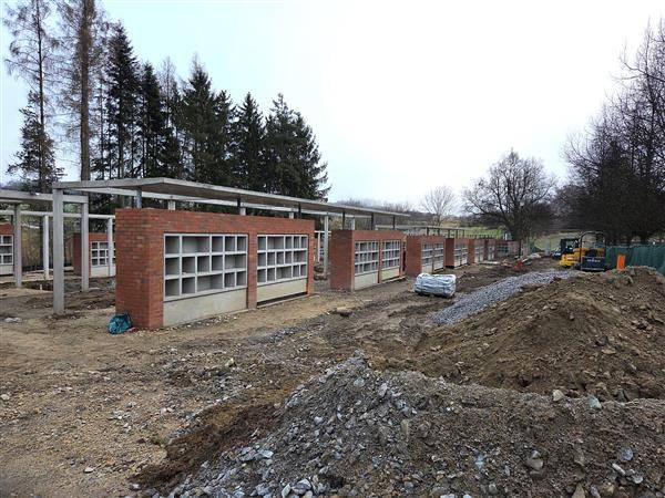 Zastupitelé města Pelhřimova schválili veřejnou zakázku na zhotovení uměleckého díla s názvem „Umělecké dílo – Rozšíření hřbitova v Pelhřimově“, které bude součástí rozšiřovaného areálu městského hřbitova. Součástí zakázky je dodávka a instalace bronzové kašny a kříže, jež výrazně obohatí pietní charakter nově vznikající části hřbitova. Autory návrhu uměleckého díla jsou Ing. arch. Petr Todorov a Ing. arch. Říčný. Zhotovitelem projektové dokumentace ke stavbě Rozšíření hřbitova je rovněž Ing. arch. Petr Todorov.