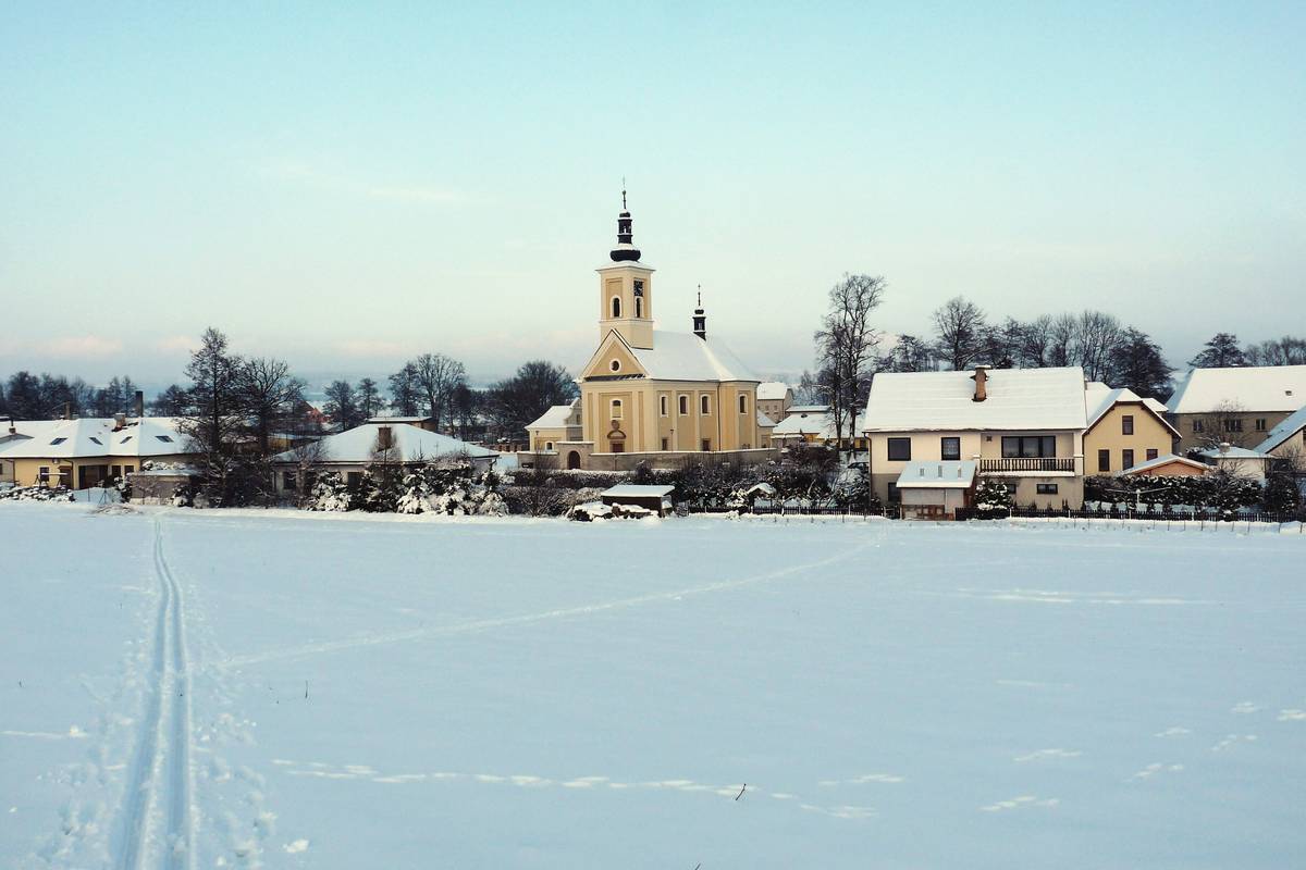 Vážení spoluobčané, ------------------------------- dovolte mi, abych vám všem popřál klidné a radostné prožití vánočních svátků v kruhu vašich nejbližších. Vánoce jsou časem setkávání, vzájemné podpory a zastavení se v každodenním shonu. Přeji vám, aby dny volna přinesly do vašich domovů pohodu, porozumění a mnoho hezkých okamžiků. ------------------------------- Do nového roku vám přeji hlavně pevné zdraví, spokojenost a osobní i pracovní úspěchy. Ať je rok 2026 pro nás všechny rokem dobrých zpráv, naplněných plánů a vzájemné spolupráce, která posouvá naši obec kupředu. ------------------------------- Děkuji vám za dosavadní podporu a důvěru. Těším se na společné výzvy a příležitosti, které nás čekají. ------------------------------- Krásné Vánoce a šťastný nový rok vám ze srdce přeje Váš starosta Radovan Filip