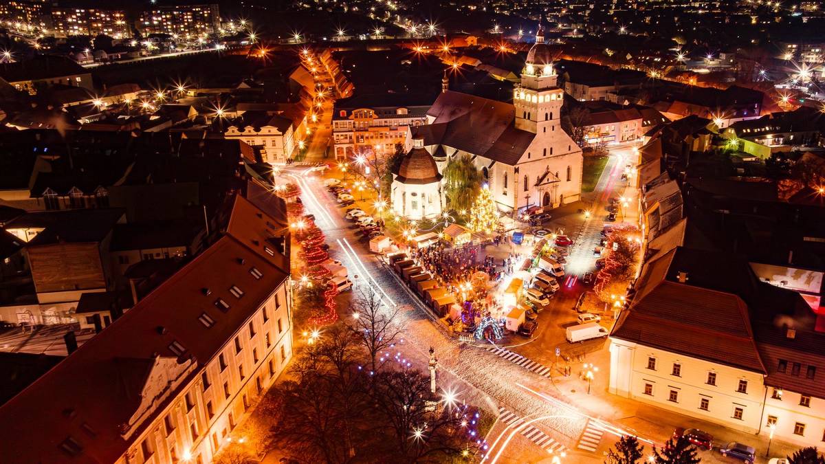 Vianoce sú o výnimočných chvíľach, ktoré prinášajú radosť do našich sŕdc. Nech ich prežijete v kruhu tých, na ktorých vám najviac záleží. Prajeme všetkým Skaličanom krásne a pokojné sviatočné dni.