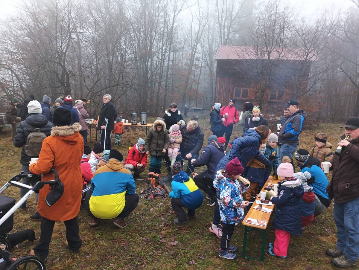 V neděli dopoledne vyrazil myslivecký spolek Koráb s pejsky, rodiči a dětmi na tradiční krmení zvířátek v blízkosti myslivecké chaty, které bylo zakončeno tradičně opékáním špekáčků, s teplým čajem a svařákem. Navečer se sešli občané u rozsvícení svíce na 4. neděli adventní a Divadelní spolek MIKULKY sehrál Živý betlém, podpořili je krásní andělé, pastýři a malé děti, které zahrály krásně ovečky. Děkujeme i "svaté rodině" s malým Ježíškem, že se zhostili této role. Velké díky patří také Českému červenému kříži a jejím pomocníkům, že zvládli zajišťovat občerstvení a pití všechny adventní neděle a zorganizovali krásnou sbírku, která pomohla potřebným. FOTKY Z KRMENÍ ZVÍŘÁTEK a 4. NEDĚLE ADVENTNÍ