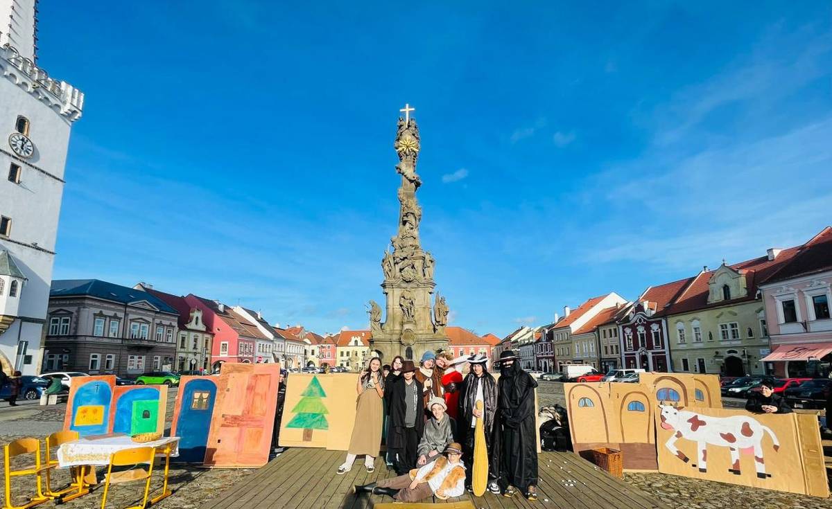 Žáci třídy 8. A pilně nacvičili další divadelní představení, tentokrát pohádku O dvanácti měsíčkách. Příprava byla náročná, ale výsledek stál za to. Do představení se s chutí zapojili všichni herci a jejich nasazení bylo na jevišti znát.