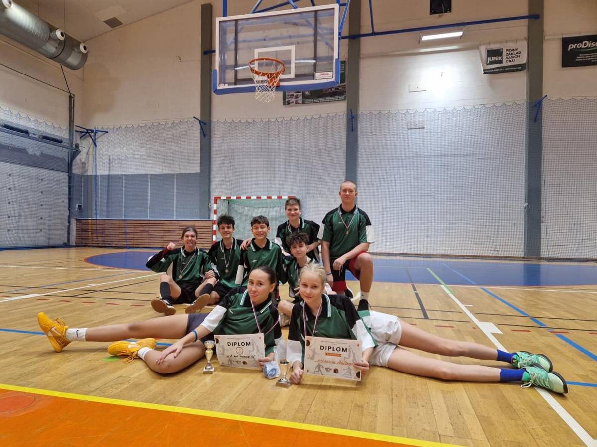 Dne 4. prosince se v kadaňské sportovní hale uskutečnil 1. ročník basketbalového turnaje. Naši školu zde reprezentovalo osm žáků, kteří po celou dobu turnaje předváděli velmi pěkné a bojovné výkony.