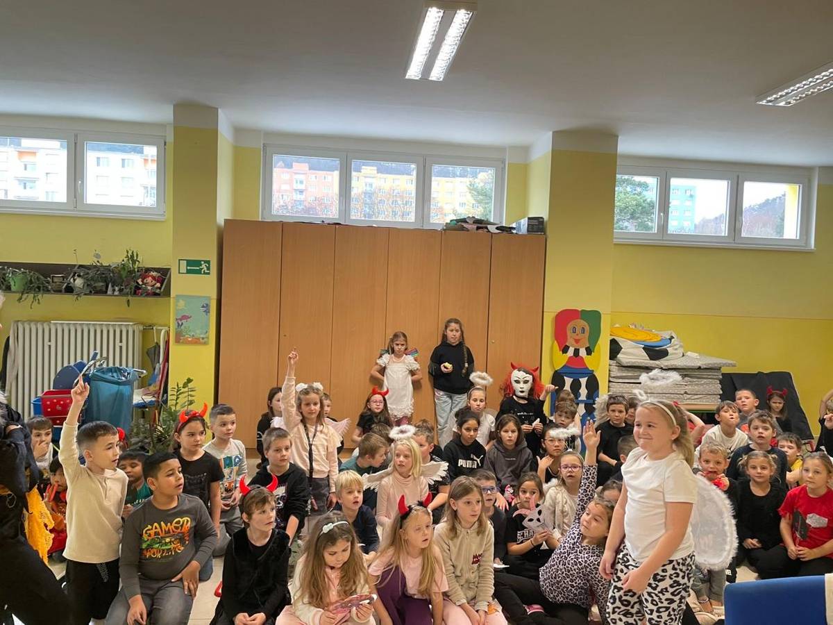 Mikuláše si připomněli také žáci ve školní družině. Celé odpoledne se neslo v příjemné a veselé atmosféře, kterou doplnily nápadité kostýmy, dobrá nálada a spousta smíchu.