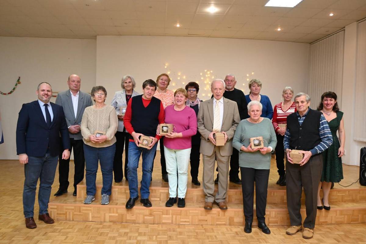 V piatok 19. decembra sa sála kultúrneho domu naplnila radosťou a spomienkami. Pani starostka privítala našich seniorov na slávnostnom vianočnom stretnutí, aby sme im spoločne vyjadrili úctu a vďaku.
