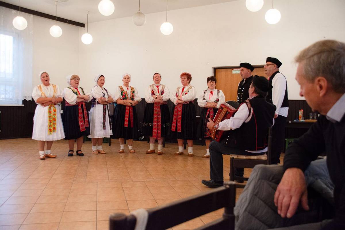 V októbri, ktorý je mesiacom úcty k starším, si pripomíname dôležitosť staršej generácie v našich životoch. V tomto období oveľa viac vyjadrujeme vďaku, lásku a úctu našim rodičom, starým rodičom a všetkým seniorom za ich múdrosť, obetavosť a celoživotnú prácu.