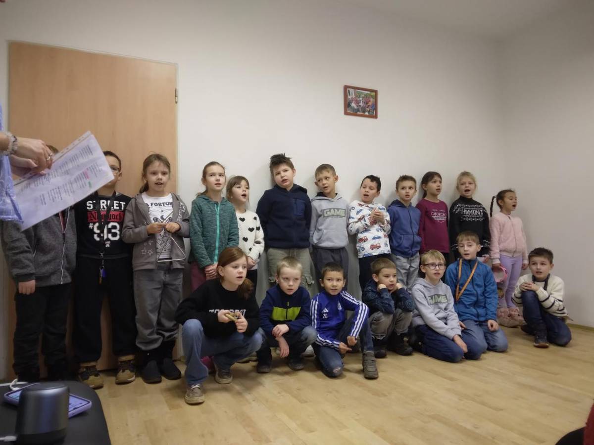 Ve čtvrtek 18. 12. 2025 navštívili žáci 2.C ZŠ Dr. Hrubého obyvatele Domů s pečovatelskou službou, pro které si připravili opravdu milé vánoční překvapení.