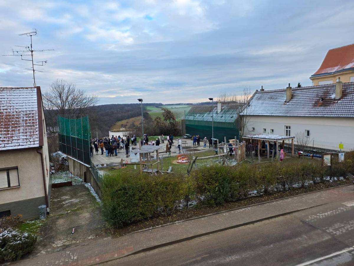 Děkujeme za účast na krásném vánočním zpívání u vánočního stromečku na našem hřišti. Přejeme krásné prožití zbytku vánočních svátků a šťastný nový rok.