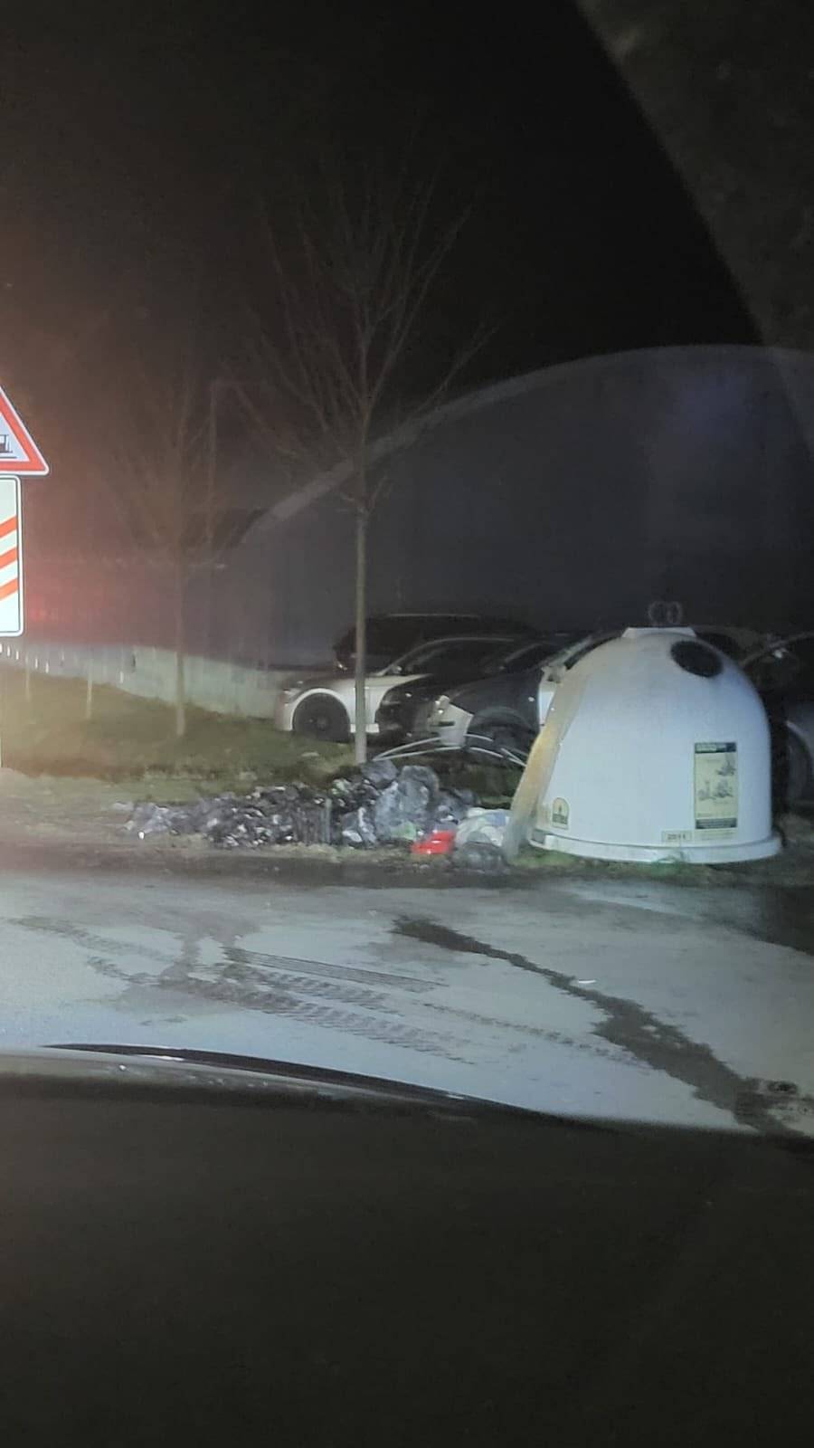 Silvestr se blíží a vy se těšíte, ale nezapomeňte, že na některých místech je pyrotechnika úplně zakazáná.  👉 Mapu, kde platí tento zákaz, si můžete prohlédnout v detailu například zde: https://ohnostroje.pozemkov.cz/?lat=-578050.894630211...