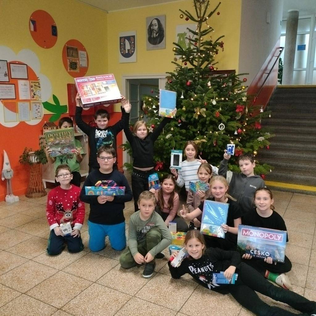 I u nás ve škole byl Ježíšek a udělal dětem radost.   Šťastné a veselé Vánoce přejí žáci a kolektiv ZŠ a MŠ Sedleci